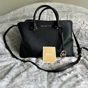 Michael Kors black tote bag shoulder purse in very good condition.